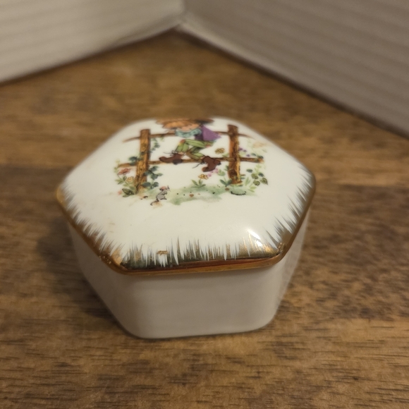 Royal Georgina Hexagonal Porcelain Trinket Box - Picture 3 of 10